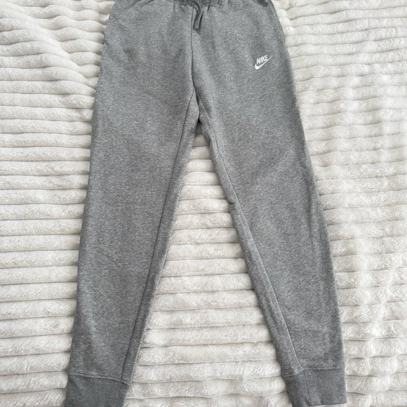 Nike Sportswear Club Fleece Women's Mid-Rise Joggers sz XS NWOT - Picture 1 of 8